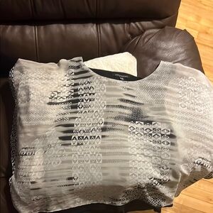 Vera Wang Gray and White Graphic Crop Blouse
